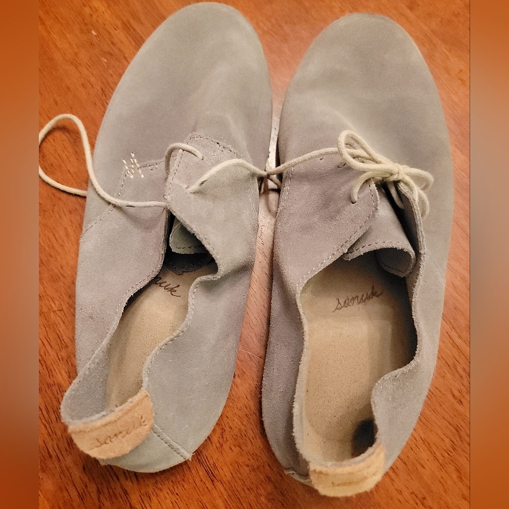 Sanuk gray suede loafers with khaki laces Sz 8.